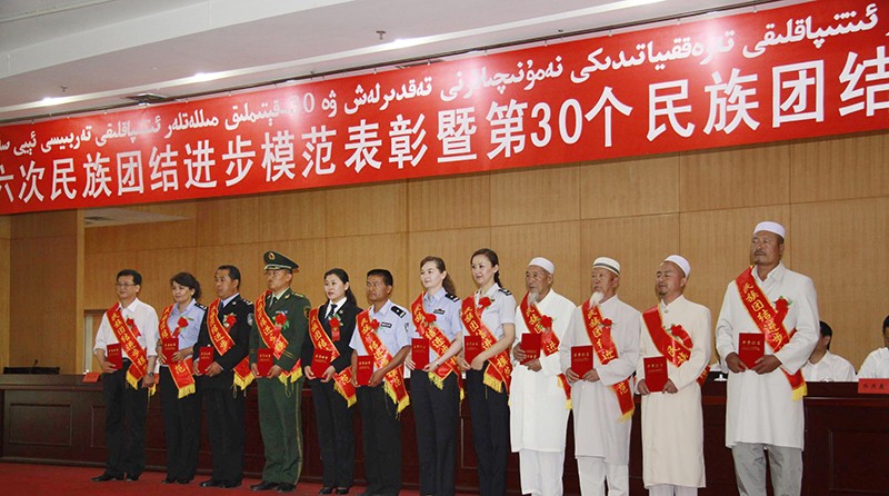 2012年5月,八师石河子市召开第六次民族团结进步模范表彰暨第30个民族
