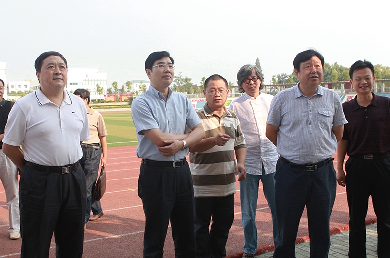 中南民族大学校长李金林（左二）在武汉西藏中学调研.jpg