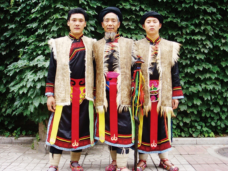 图片左为杨俊清，中为老释比朱金龙（杨俊清的老师），右为余正国（原是一名当地的羌语老师），他们是当地有名的释比。作者2008年摄于北京.jpg