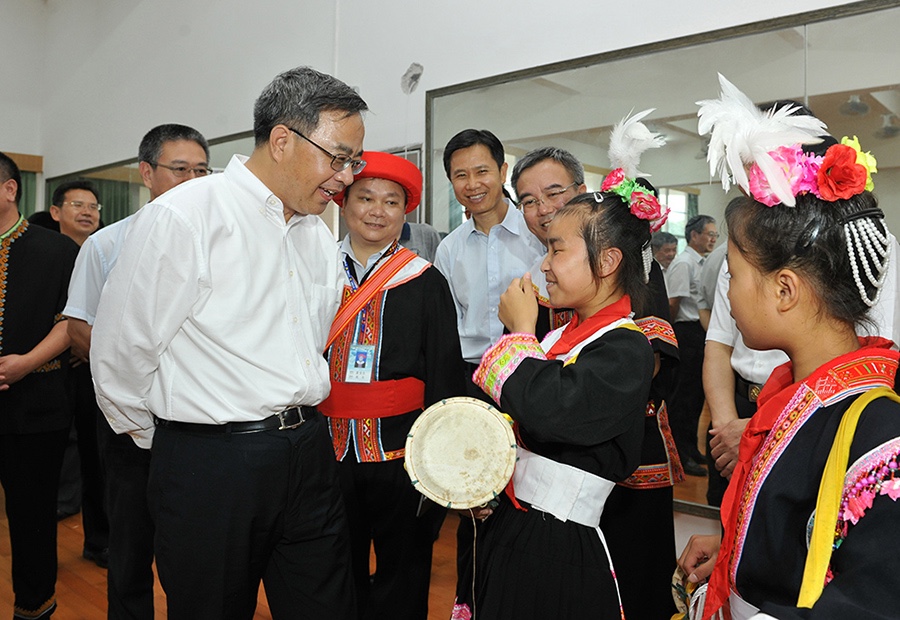 2014年6月5日，省委书记胡春华赴清远调研，考察连南瑶族自治县民族小学。SXB-2014-000734-028.JPG