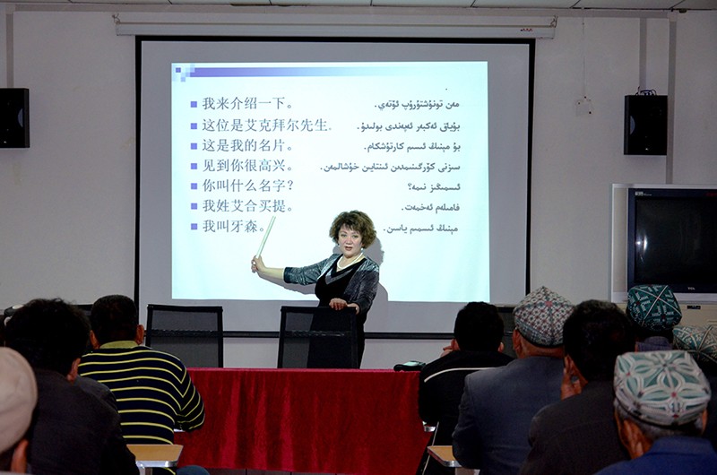玛依拉·阿布都热依木正在教村民学习汉语.jpg