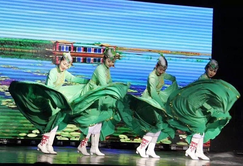 博湖县歌舞团的演员们表演裙边萨吾尔登。.JPG