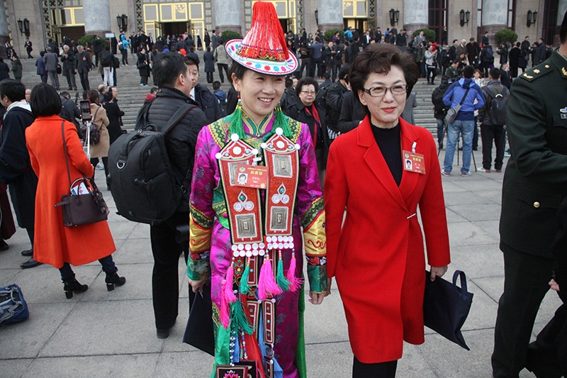 全国政协委员、甘肃省肃南裕固族自治县第一中学教师贺颖春（裕固族）左.jpg