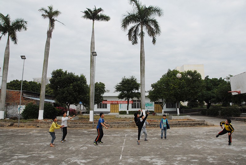 13银海区三河口民族学校踢球的孩子们2.jpg