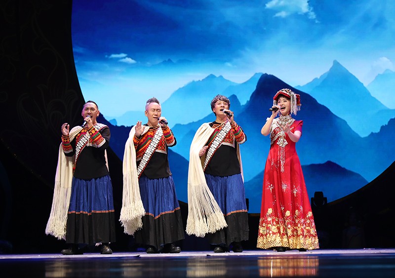 曲比阿乌与彝人制造组合演唱《留客歌》.jpg
