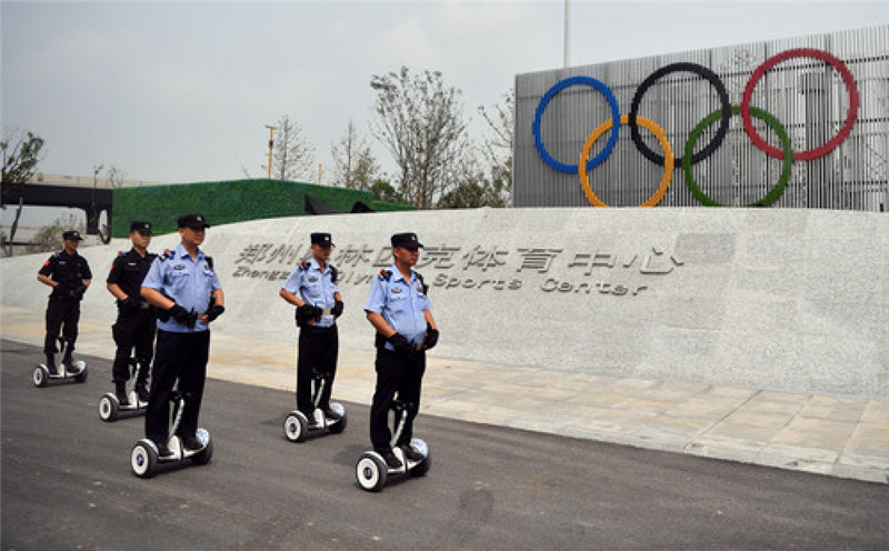 6. 8月9日，安保人员在郑州奥林匹克体育中心巡逻.jpg