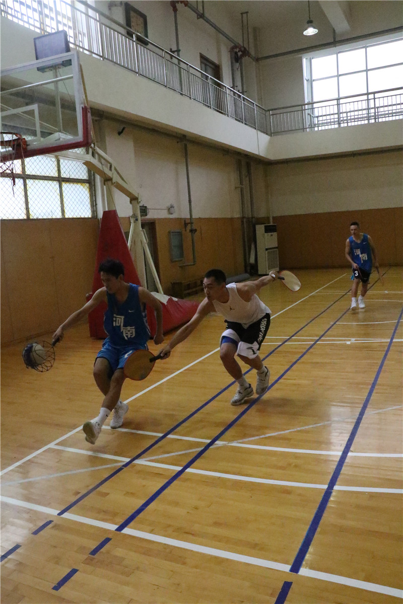 09 河南省珍珠球代表队队员在郑州大学体育学院综合训练馆训练.jpg