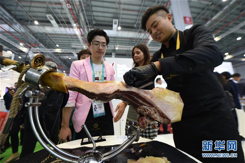 2. 11月6日，在上海举行的第二届中国国际进口博览会上，参观者等待品尝西班牙火腿。 新华社记者 尹炣 摄.jpg