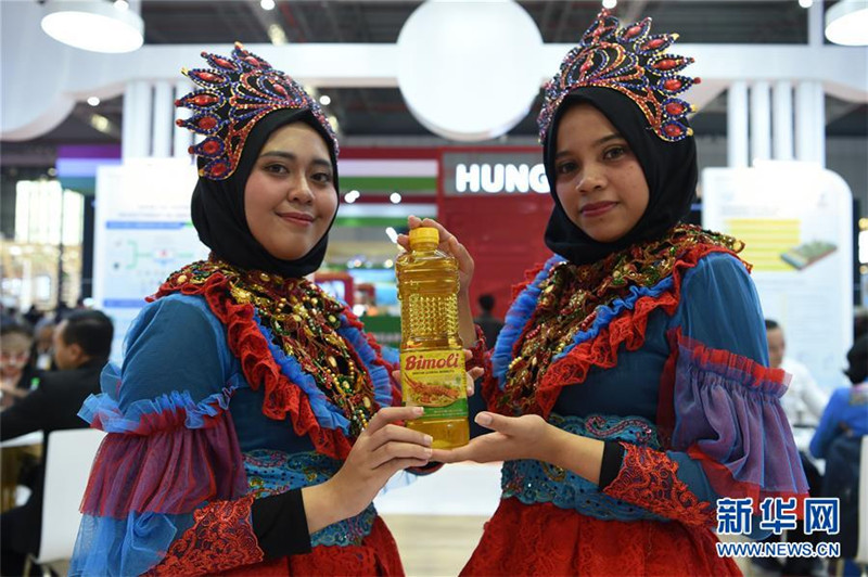 10. 11月6日，在第二届进博会印度尼西亚国家馆，工作人员展示棕榈油产品。 新华社记者 范培珅 摄.jpg