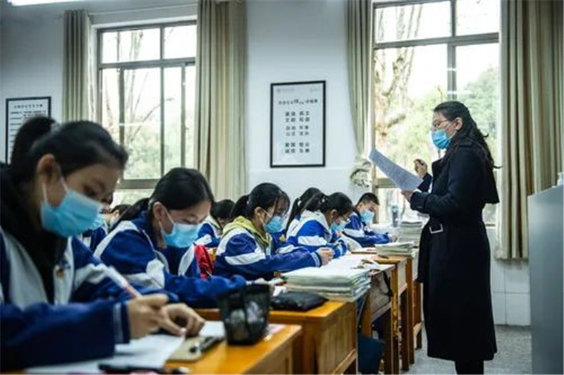 3月16日,贵阳市第六中学的老师在教室内给学生上课.
