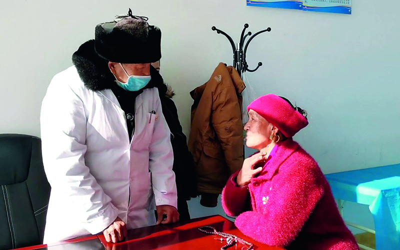新xx西藏日喀则市聂拉木口岸人民医院老党员、退休医生多布杰重返岗位2.jpg