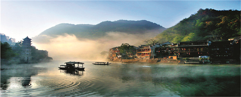 晨雾中的湖南湘西州凤凰古城
