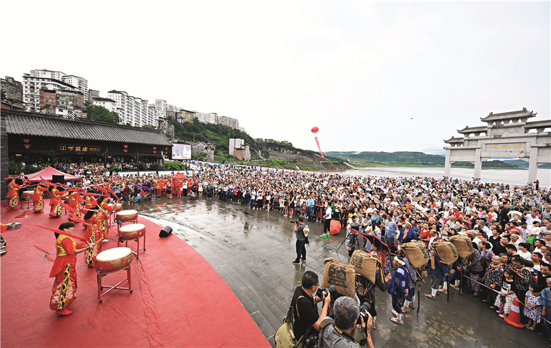 7月23日在西沱古镇拍摄的开街仪式现场 新华社记者 王全超 摄.jpg