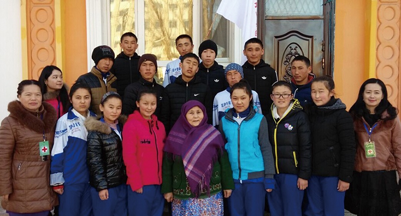 青河县志愿者走进阿尼帕家学习"红十字"精神.jpg