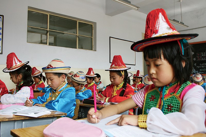 甘肃省肃南裕固族自治县的小学生.jpg