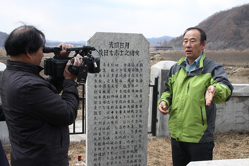 7.民间历史学者全正革先生在讲述朝鲜族反日七志士的故事.JPG