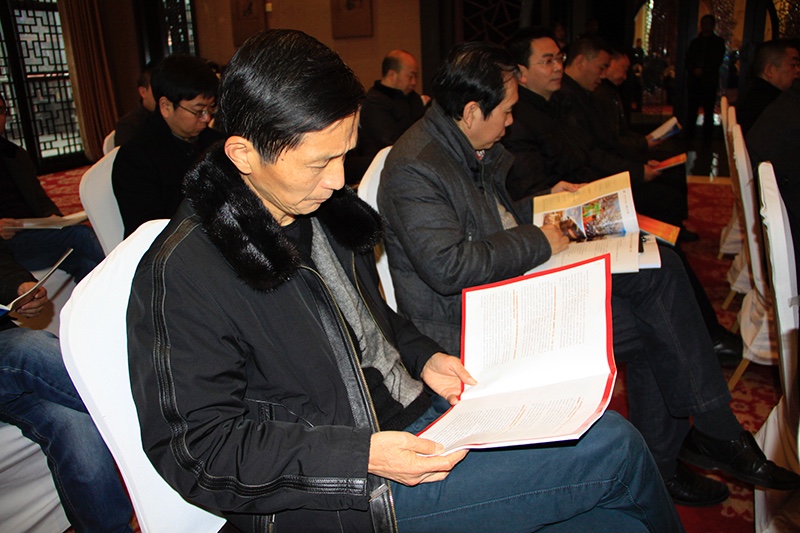 10现场单位代表翻阅《中国民族》杂志3.JPG