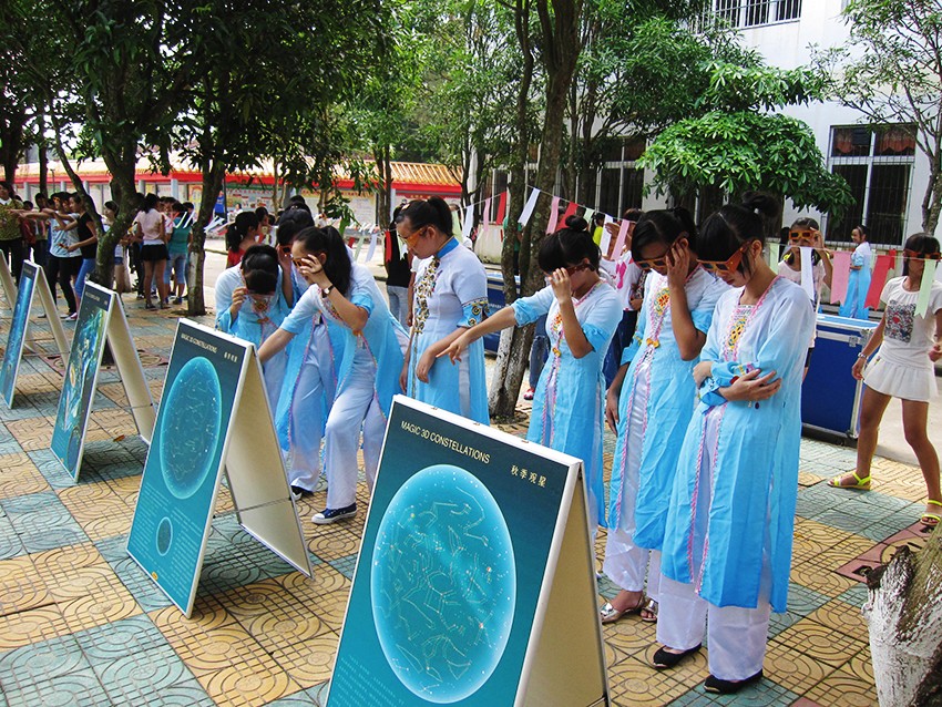 东兴市京族学校学生们观看科普3D图片.jpg