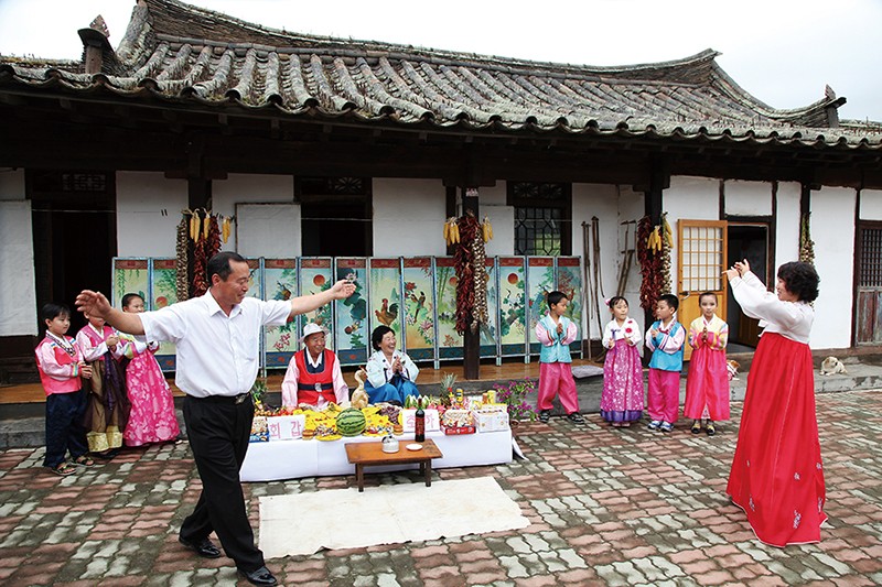 朝鲜族乡村的喜庆场景   李钟杰  摄.jpg