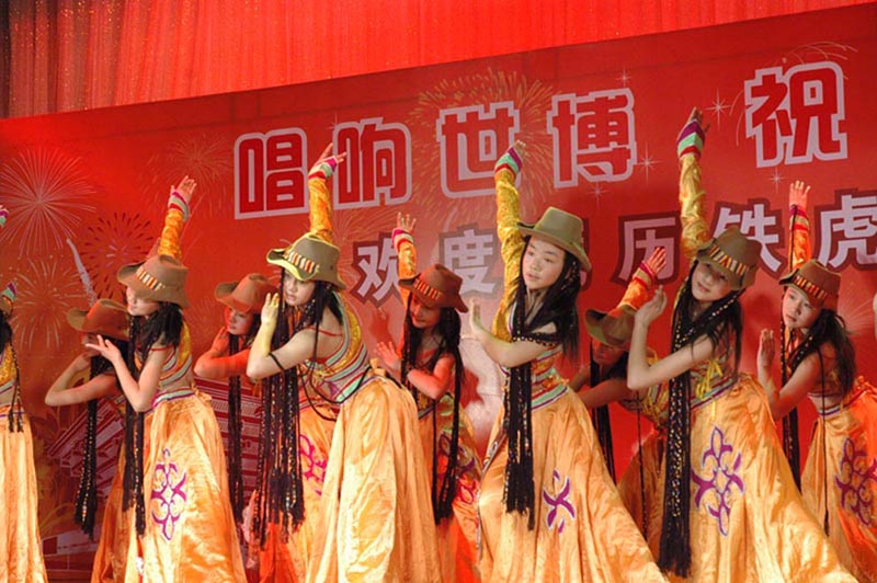 在沪内地西藏班学生表演节目.jpg