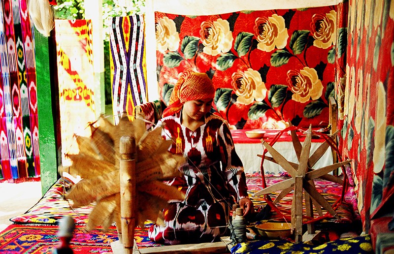 和田的蚕业户一般都有自己的家庭作坊，从收获蚕茧到织成艾德莱丝绸，全过程都在自家的作坊里完成。.jpg