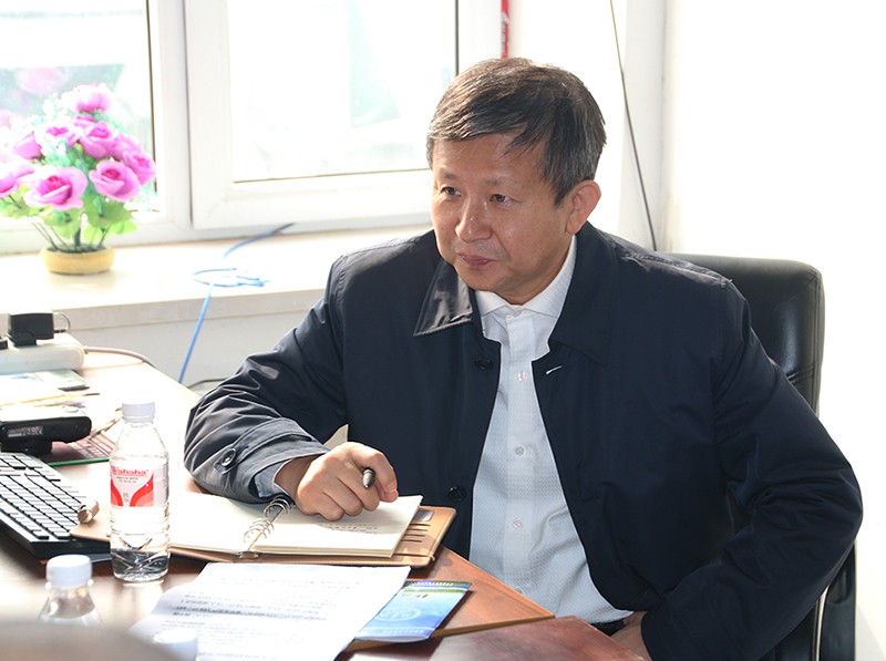 刘明主任在巴彦他拉村村民代表座谈会听取意见.JPG