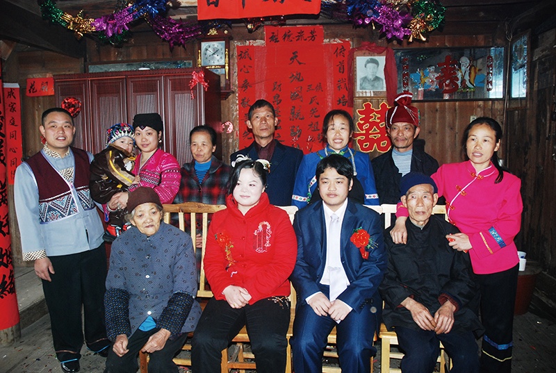 在侯光源、黄世红的婚礼上，石成建一家的全家福.jpg