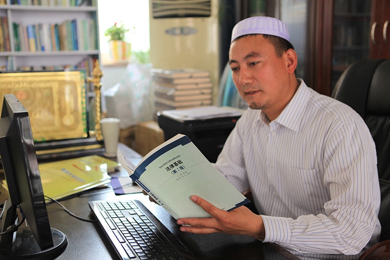 丁和飞阿訇在认真的学习法律基础课程 摄影刘娴.JPG