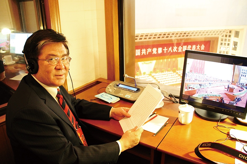 26阿力木沙比提在党的十八大作同声传译.jpg