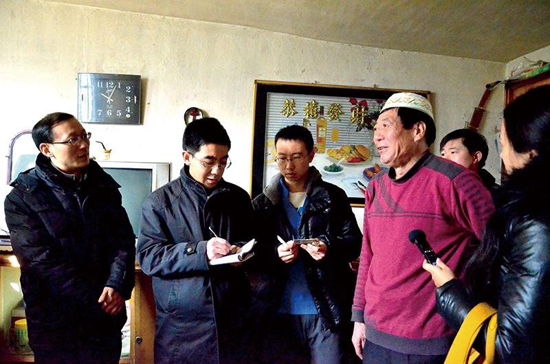 国家民委领导与回民聊天.jpg