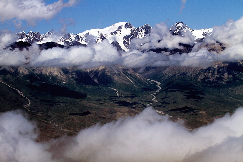 云雾缭绕阿拉套山.jpg