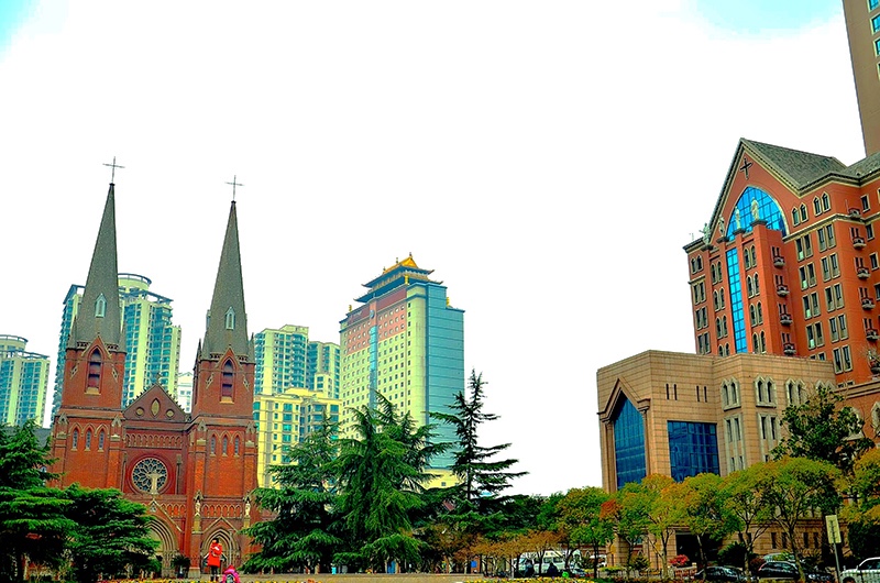 相互媲美的徐家汇天主教堂与上海西藏大厦.jpg