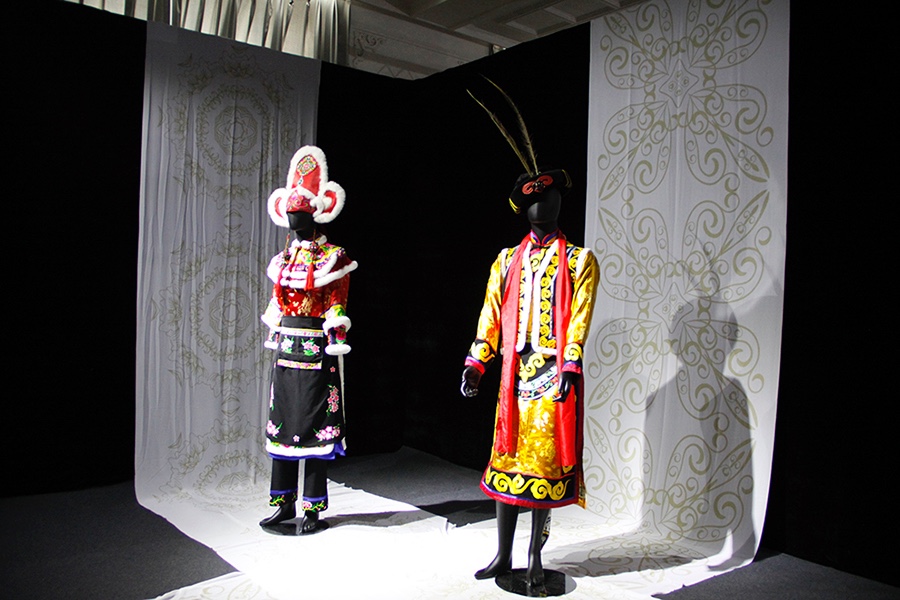 7、服饰传习创意馆展出的创意民族服饰.JPG