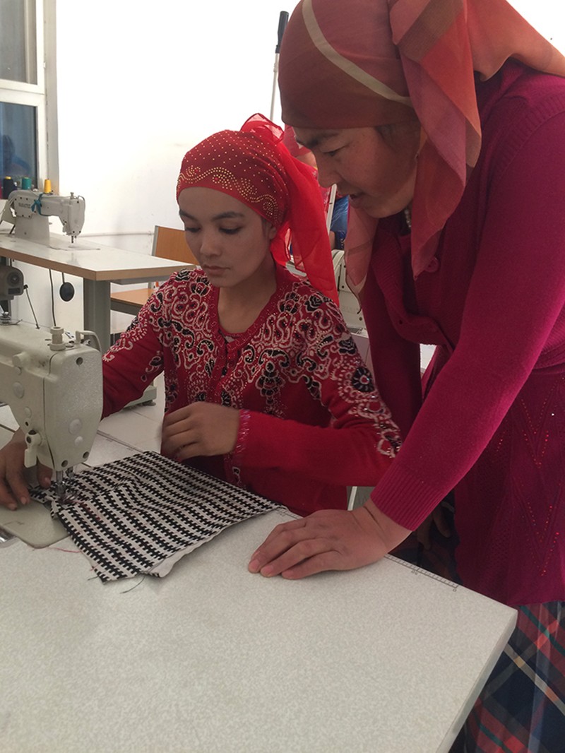 正在学习缝纫技术的妇女们.JPG