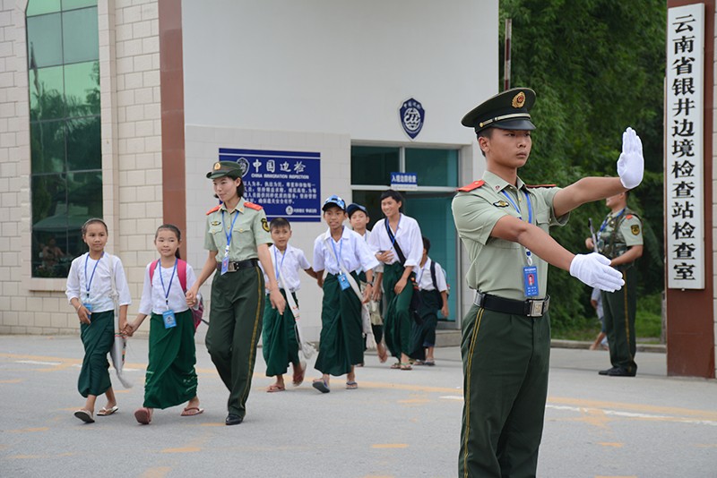 银井站边防检查站官兵为缅籍学生担当安全员.JPG