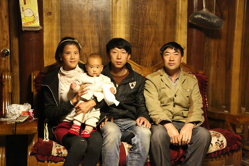 11、高黎贡山脚下开餐馆的回族一家人，右一为老板马子然.jpg