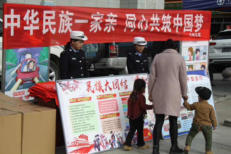 《条例》颁布当天，市民在广场看民族团结进步创建展览_副本.jpg