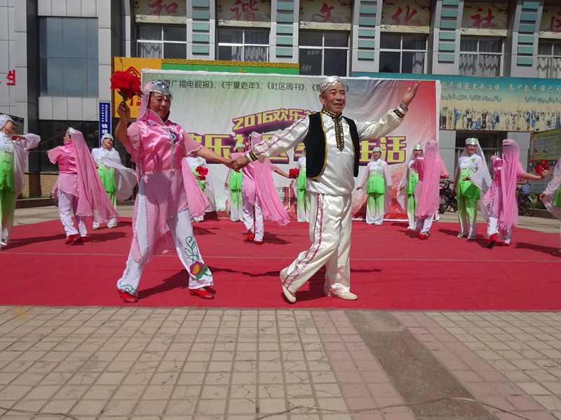 宁夏银川市锦绣苑社区知音艺术团百姓大舞台民族特色文艺演出_副本.jpg