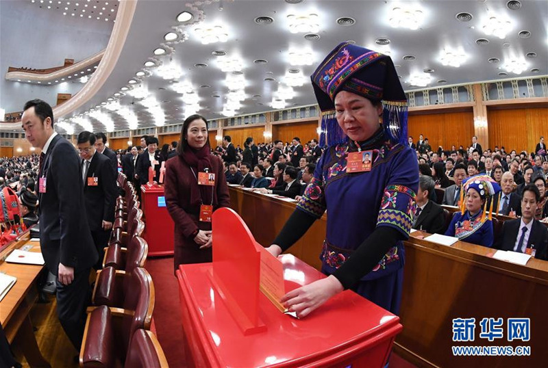 3月11日，十三届全国人大一次会议在北京人民大会堂举行第三次全体会议。这是代表投票表决宪法修正案草案。 新华社记者饶爱民摄_副本_副本.jpg