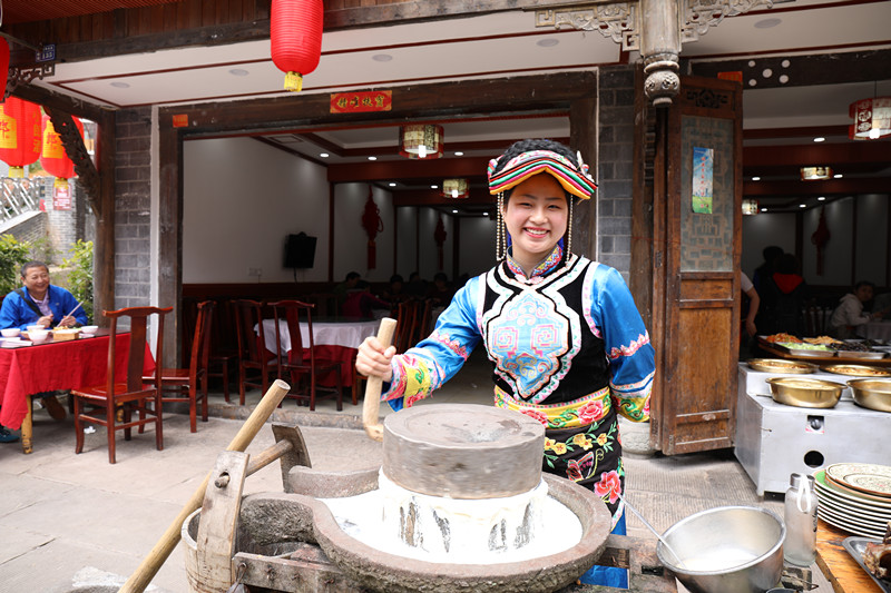 水磨乡卖豆花的羌族女孩1_副本.jpg