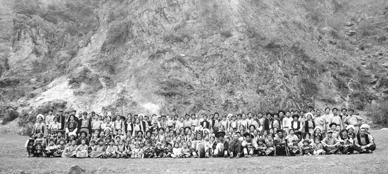 2007年4月，汶川夕格寨全体羌民和影，2009年5月，迁徙到邛崃定居_副本.jpg