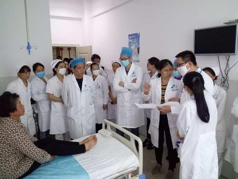 李黎明（后）给医护人员讲解_副本.jpg