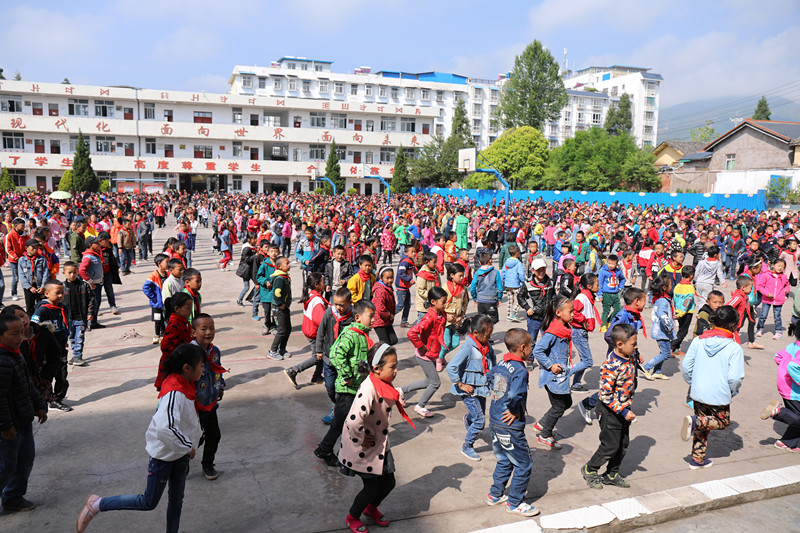 昭觉县东方红小学学生跳民族健身舞_副本.jpg