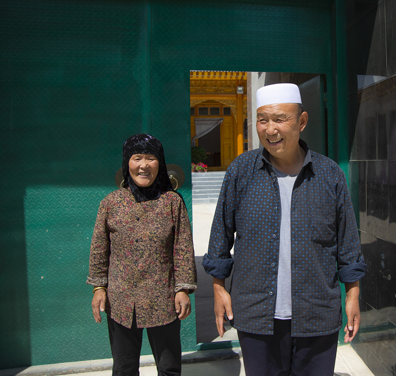 大墩村保安族马俊元夫妻在自家新房门口_副本.jpg