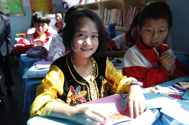 穿着民族服装的东关回族女子小学学生 民族画报记者 康梦婷 摄影_副本.jpg