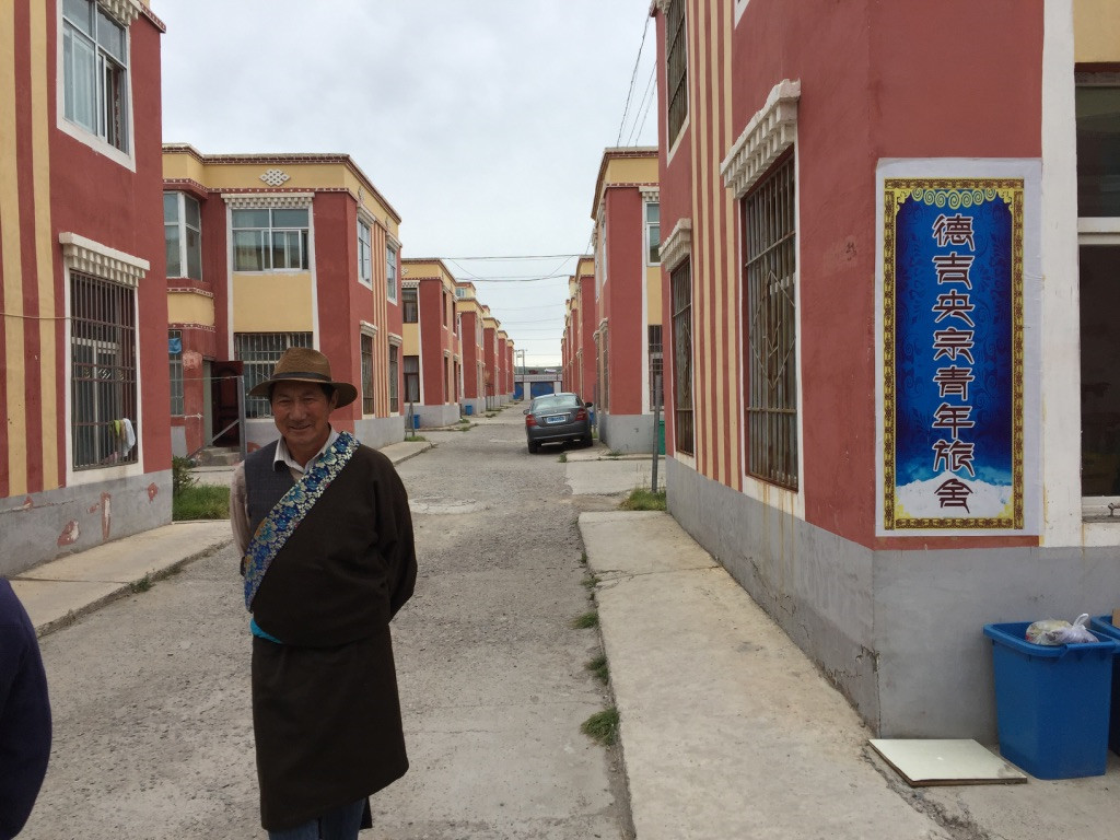 漫步在游牧民定居小区的藏族牧民拉合加 金向德 摄影_副本.jpg