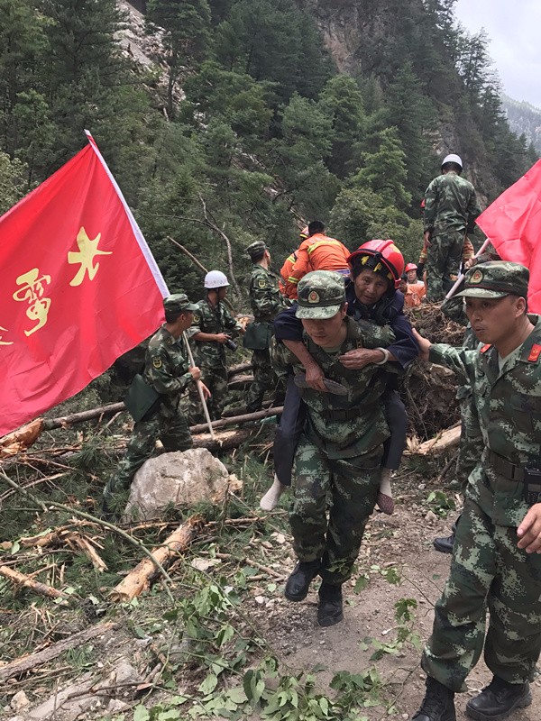 8月9日，成都武警水电三总队官兵转移伤员，救助受灾群众   葛强俊 摄_副本.jpg