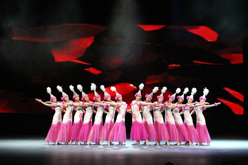 演员们在宁夏大剧院表演群舞《可爱的一朵玫瑰花》1_副本.jpg