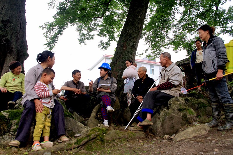 国网公司特等劳模林丽进村为村民们服务_副本.jpg