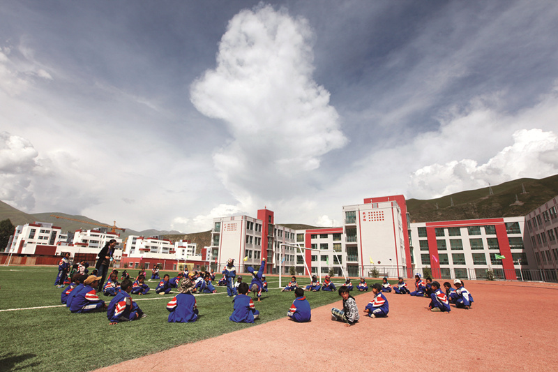 玉树市隆宝镇中心寄宿小学_副本.jpg